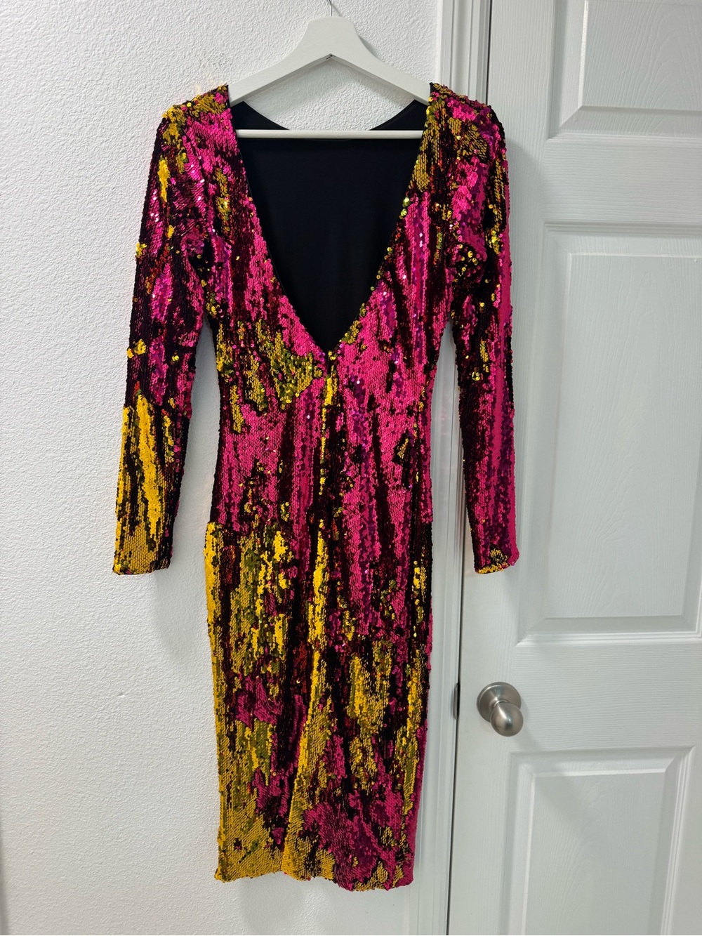 Dress the Population Women Emery V Neck Long-Sleeve Sequin Dress Hot Pink Small - Picture 4 of 7